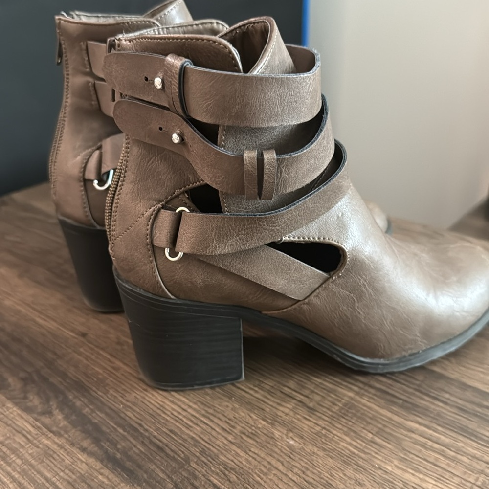 Brown Boots with buckles and zipper